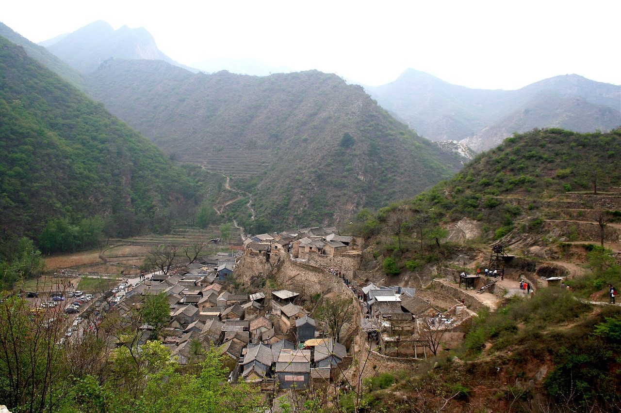 群山之间层层叠叠的爨底下村