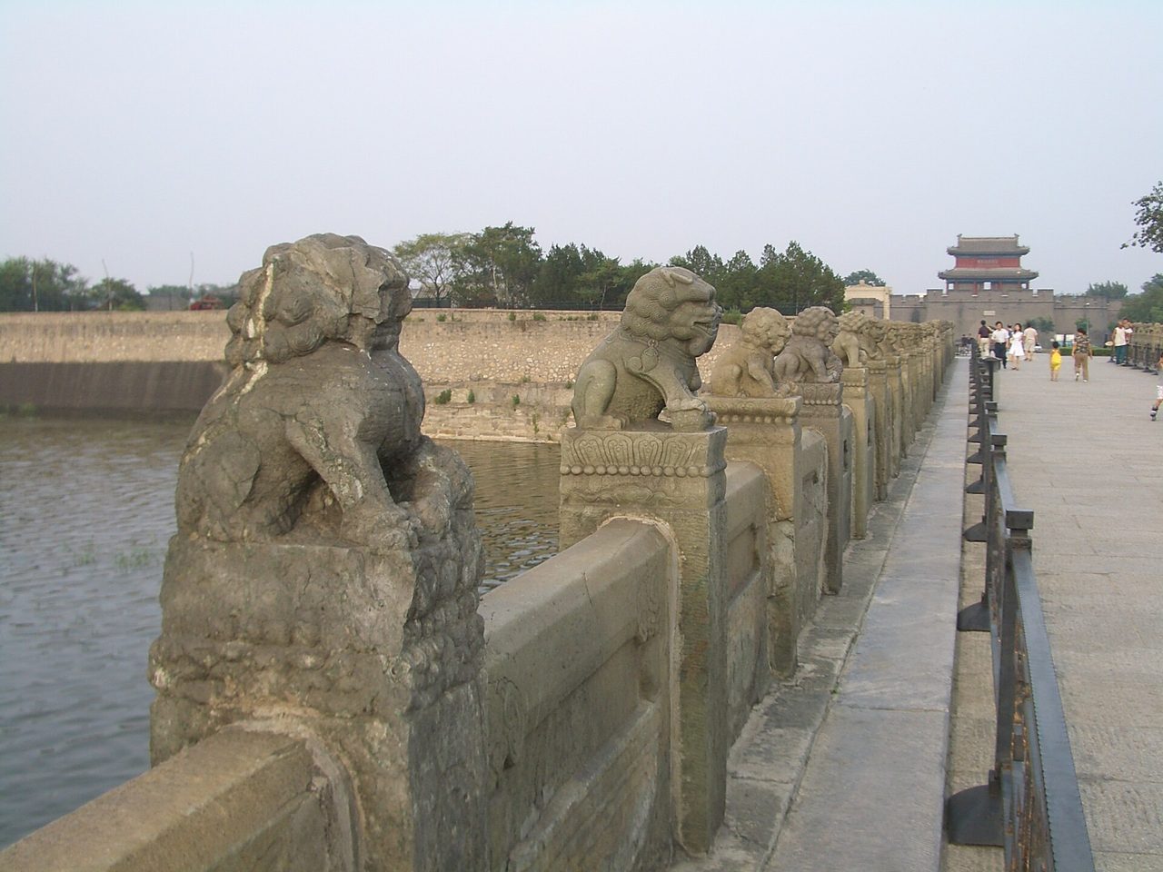卢沟桥望柱上的石狮近景