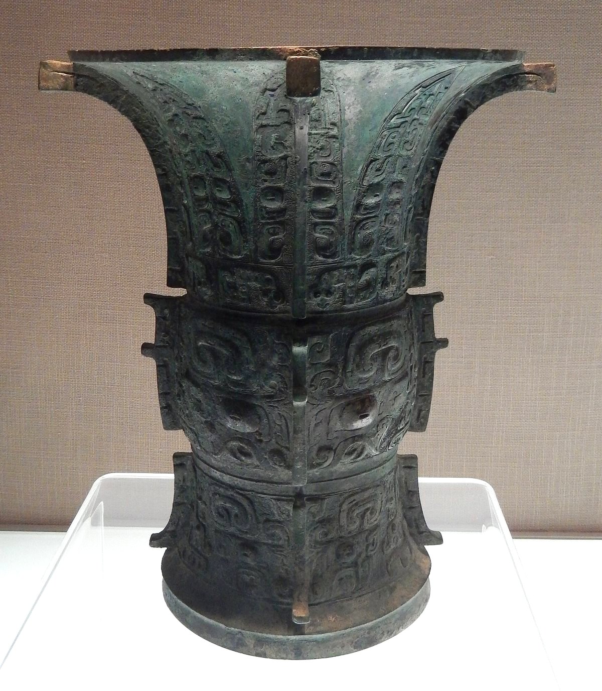 琉璃河遗址出土的青铜尊，腹部带扉棱