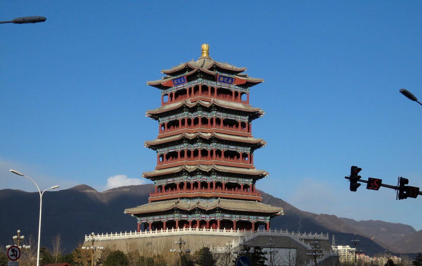永定楼与门城湖水面